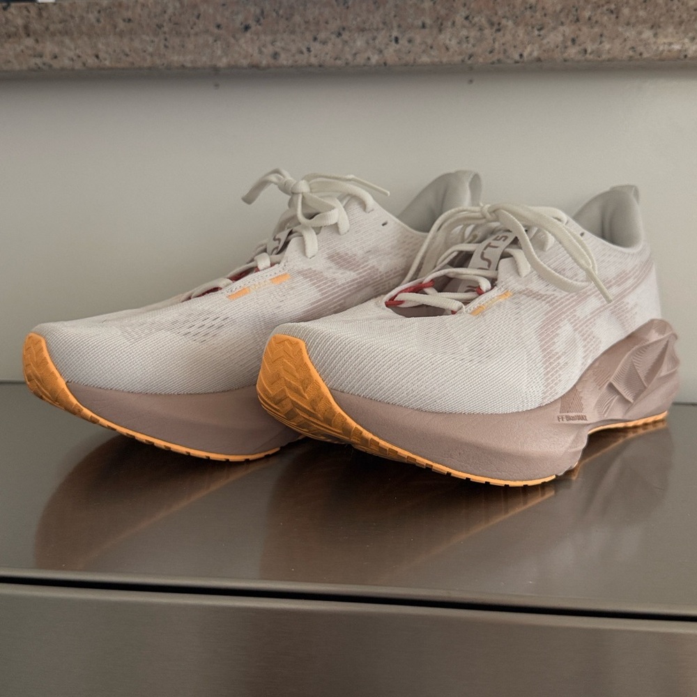 ASICS NovaBlast 5 WIDE Running Shoes